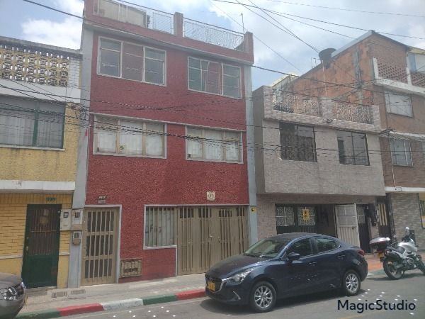 Esta bodega disponible para la venta se encuentra ubicada en una de las mejores zonas de Bogotá D.C. , permitiendo un fácil acceso por las principales vías de la ciudad. Con un área de terreno de 165 M2 y una amplia área construida de 335 M2, esta propiedad es ideal para aquellos que buscan un amplio espacio para almacenamiento o para establecer su negocio.
