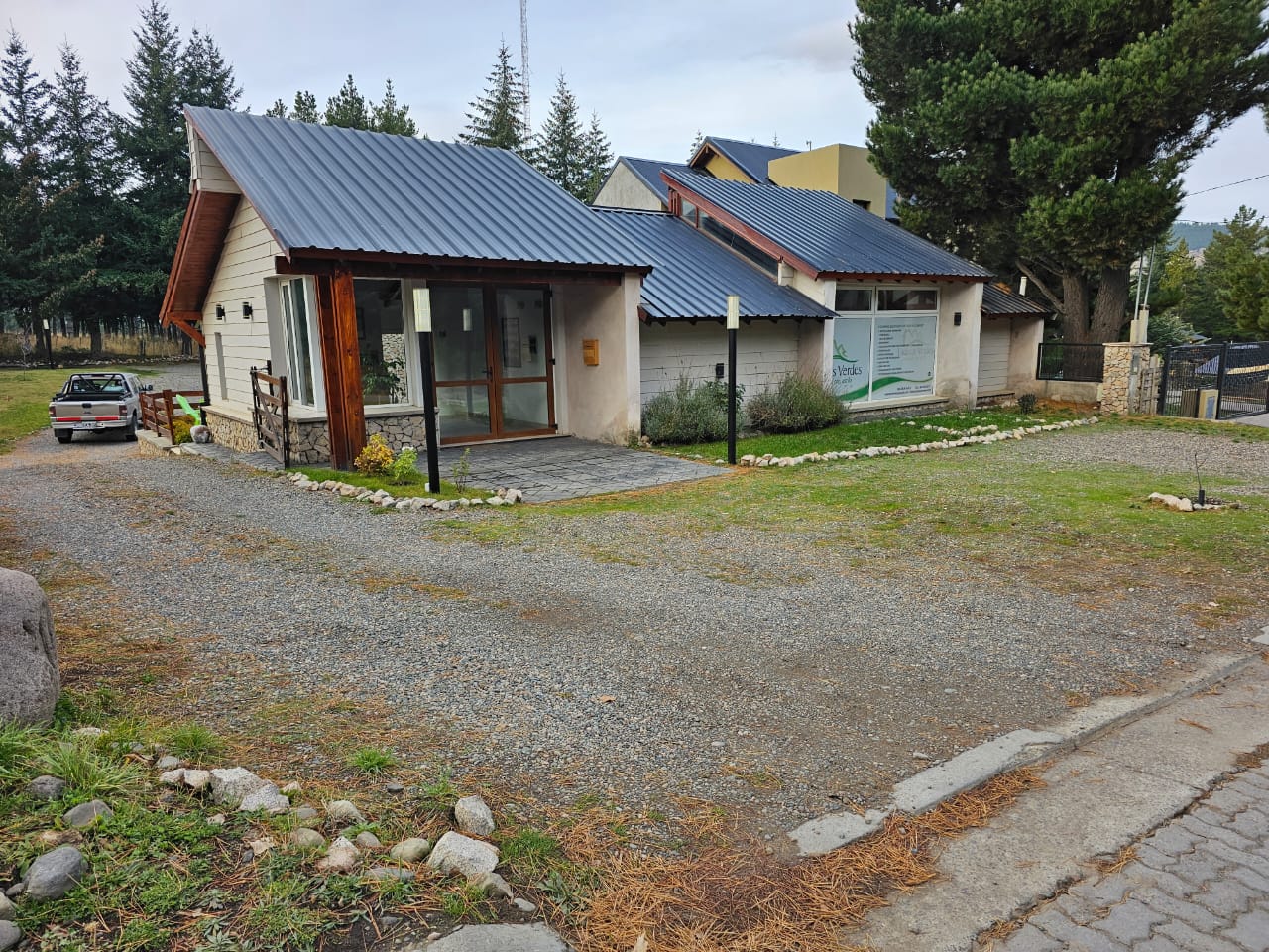 IMPORTANTE COMPLEJO DE CABAÑAS EN ESQUEL CHUBUT - Imagen ampliada 1