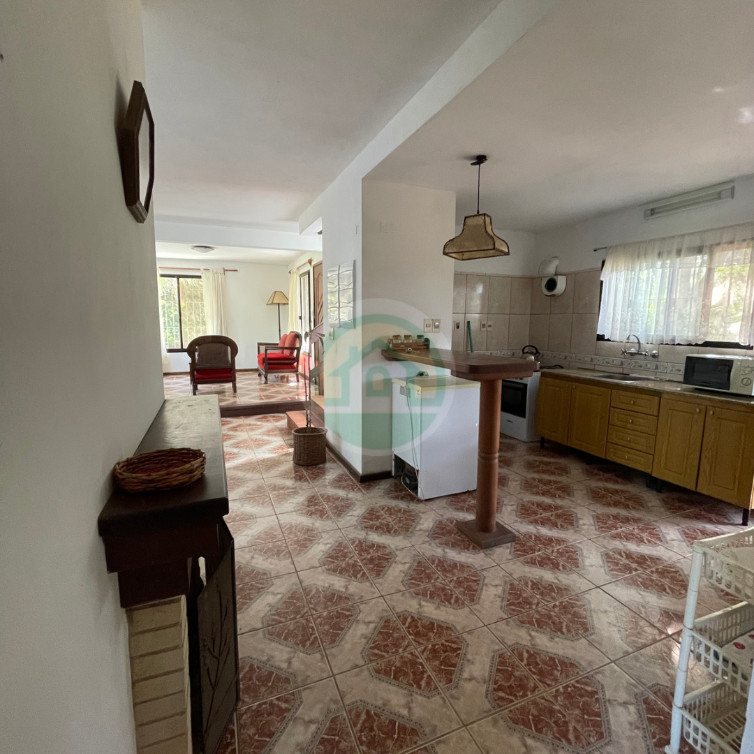 VENTA HERMOSA Y AMPLIA CASA EN PUNTA DEL DIABLO PERMUTA - Imagen ampliada 3