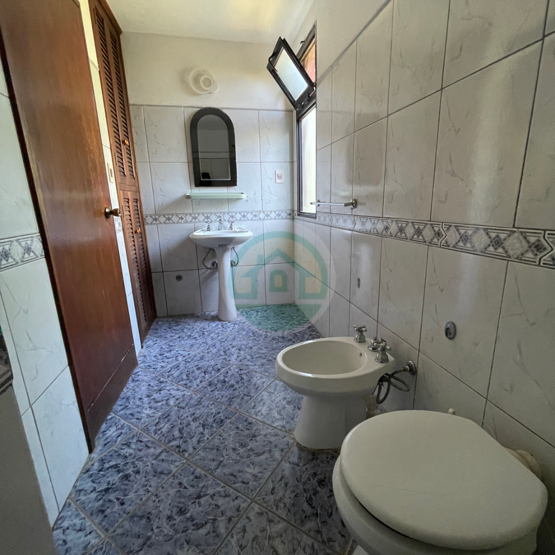 VENTA HERMOSA Y AMPLIA CASA EN PUNTA DEL DIABLO PERMUTA - Imagen ampliada 4