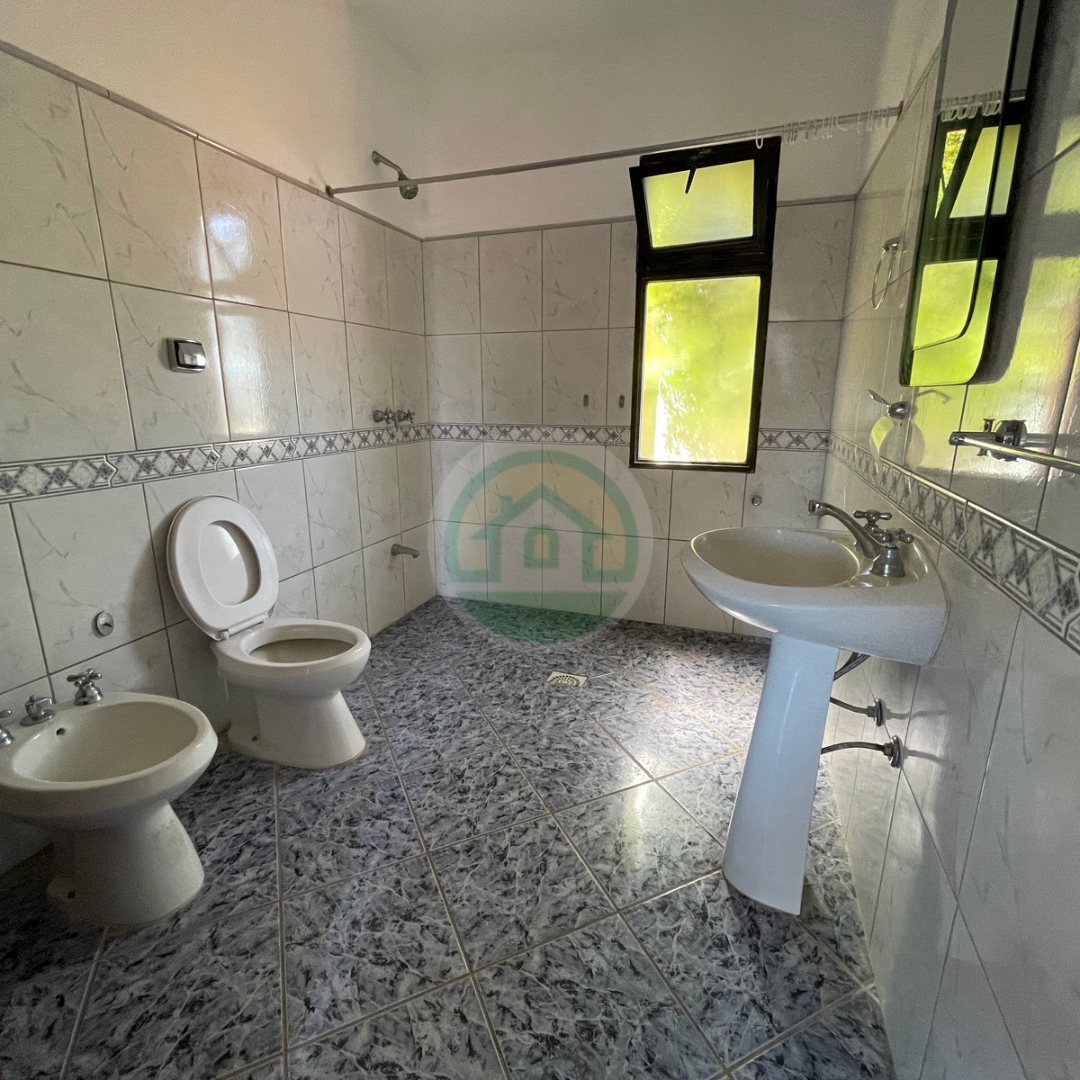 VENTA HERMOSA Y AMPLIA CASA EN PUNTA DEL DIABLO PERMUTA - Imagen ampliada 6