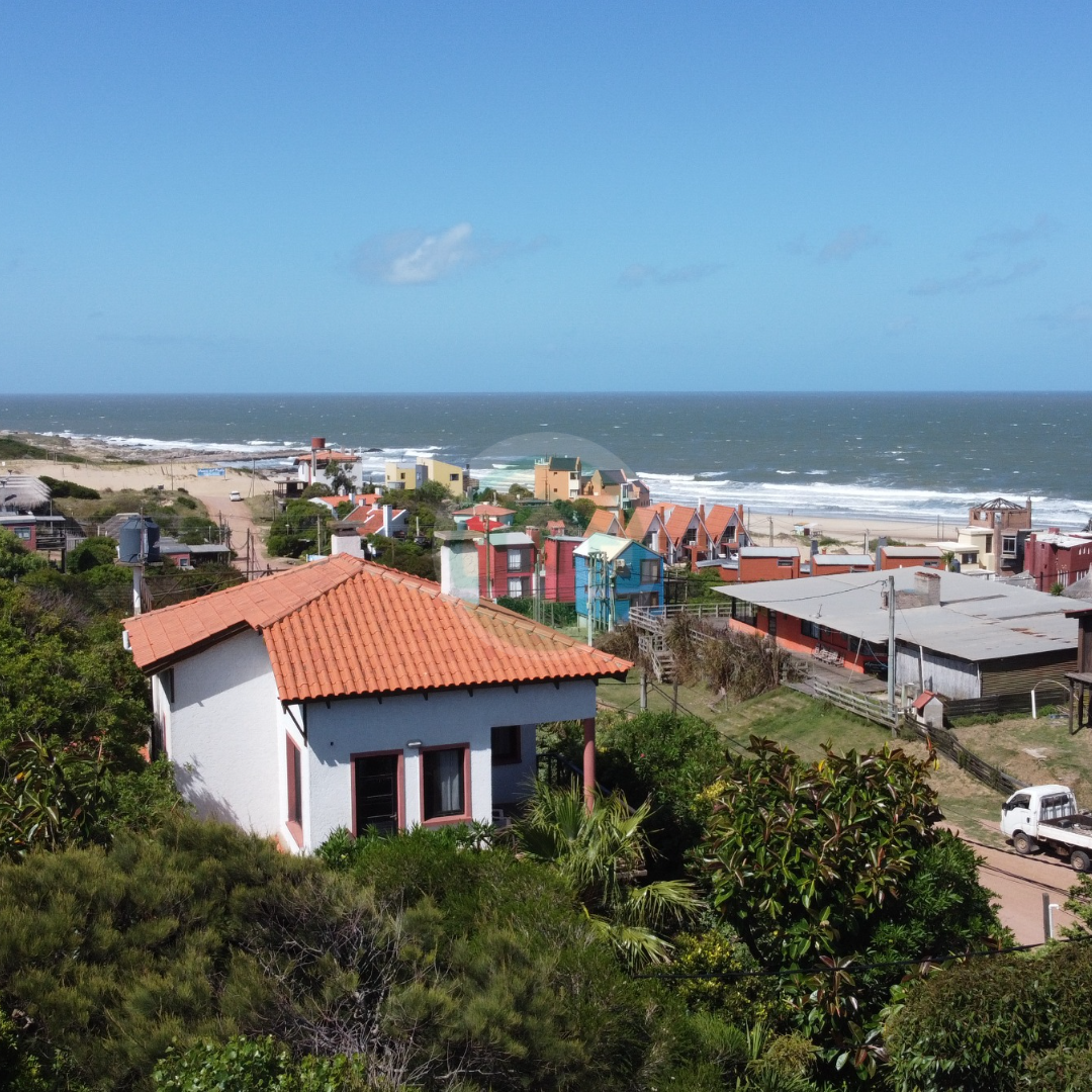VENTA HERMOSA Y AMPLIA CASA EN PUNTA DEL DIABLO PERMUTA - Imagen ampliada 11