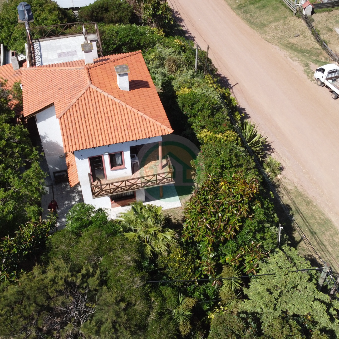 VENTA HERMOSA Y AMPLIA CASA EN PUNTA DEL DIABLO PERMUTA - Imagen ampliada 12