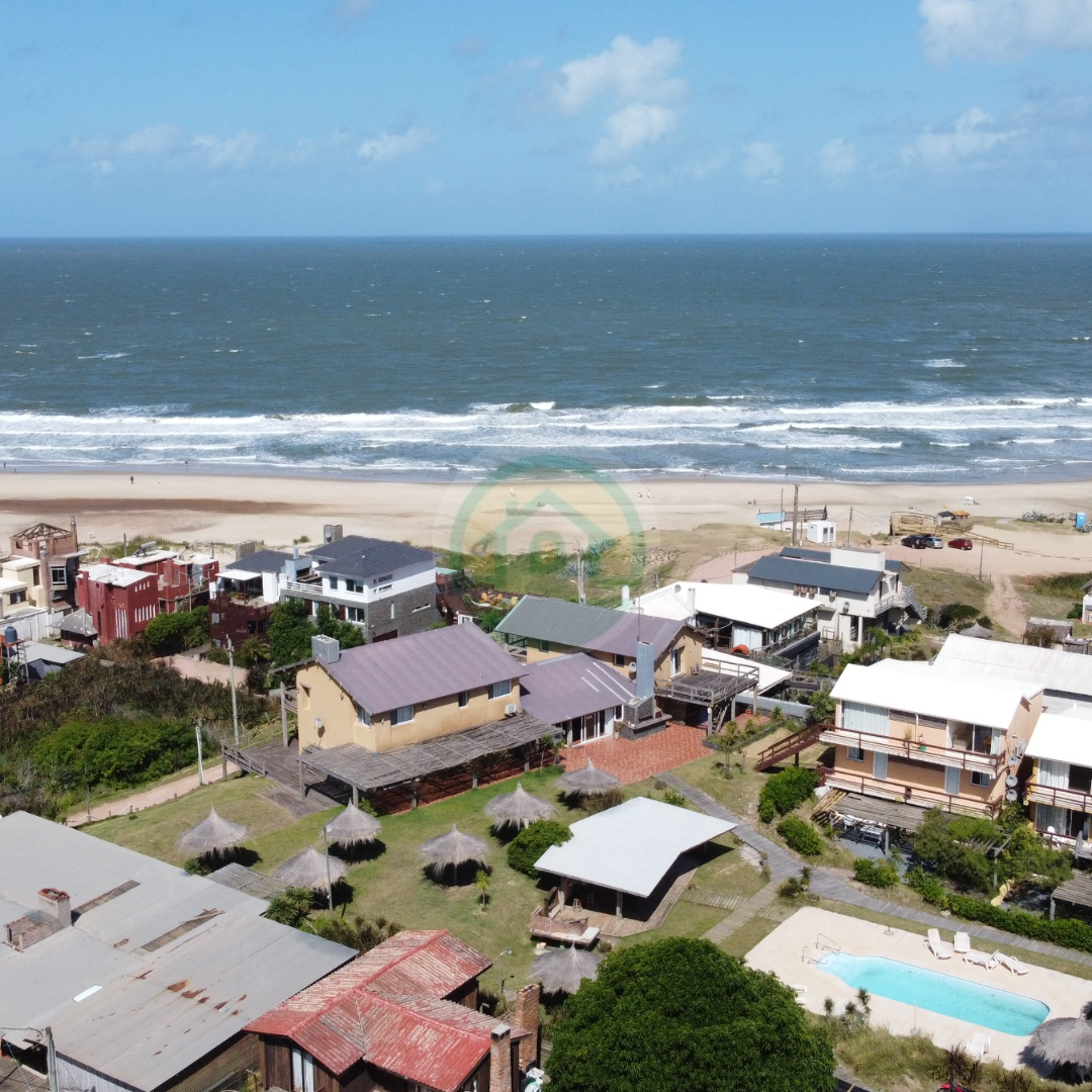 VENTA HERMOSA Y AMPLIA CASA EN PUNTA DEL DIABLO PERMUTA - Imagen ampliada 13