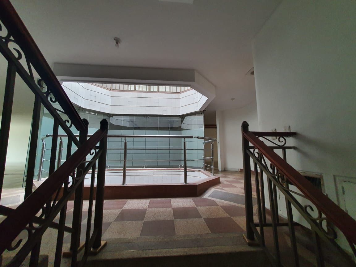 EDIFICIO EMPRESARIAL Y COMERCIAL - Imagen ampliada 4