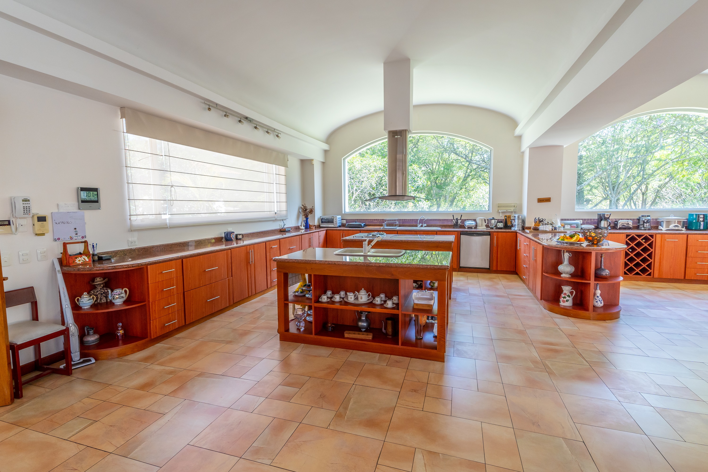ESPECTACULAR MANSIÓN DE VENTA EN QUITO ECUADOR EN UNA DE LAS MÁS EXCLUSIVAS URBANIZACIONES DE CUMBAYÁ VALLE CERCANO A QUITO - Imagen ampliada 5