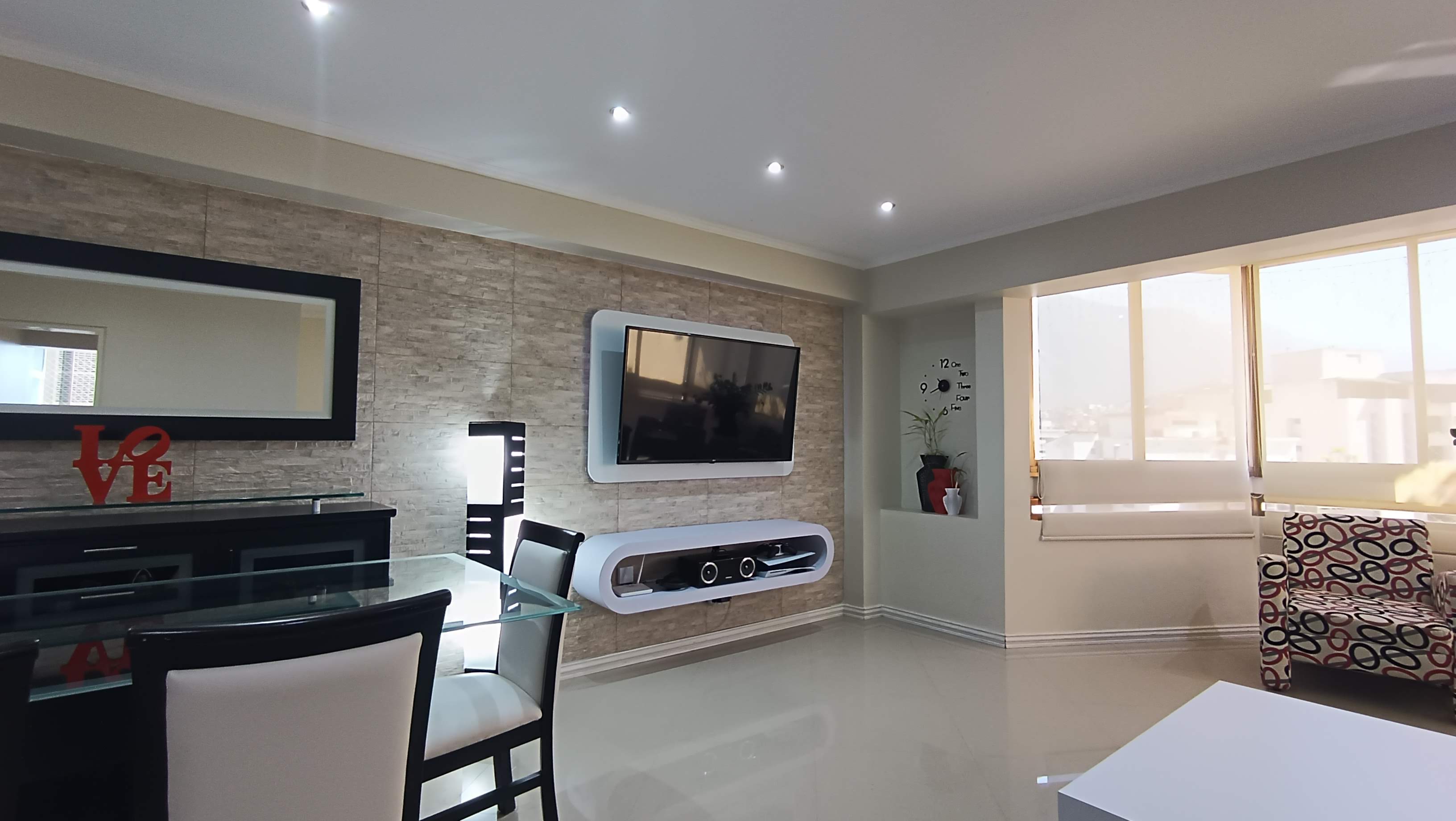Remodelado apartamento en venta en La Urbina Caracas