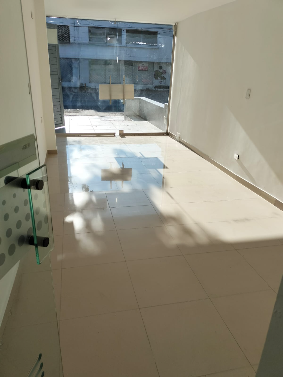 SE VENDE EDIFICIO COMERCIAL SOBRE LA AVENIDA SEXTA – SAN VICENTE | CALI - Imagen ampliada 4
