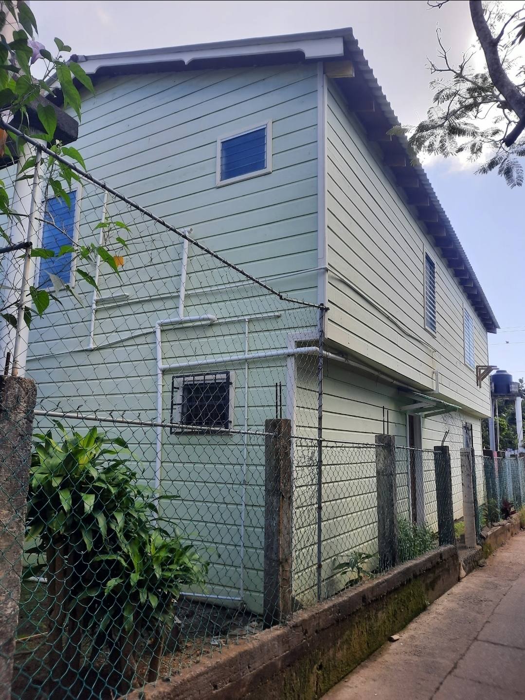 COMMERCIAL PROPERTY FOR SALE ON UTILA BAY ISLANDS HONDURAS - Imagen ampliada 1