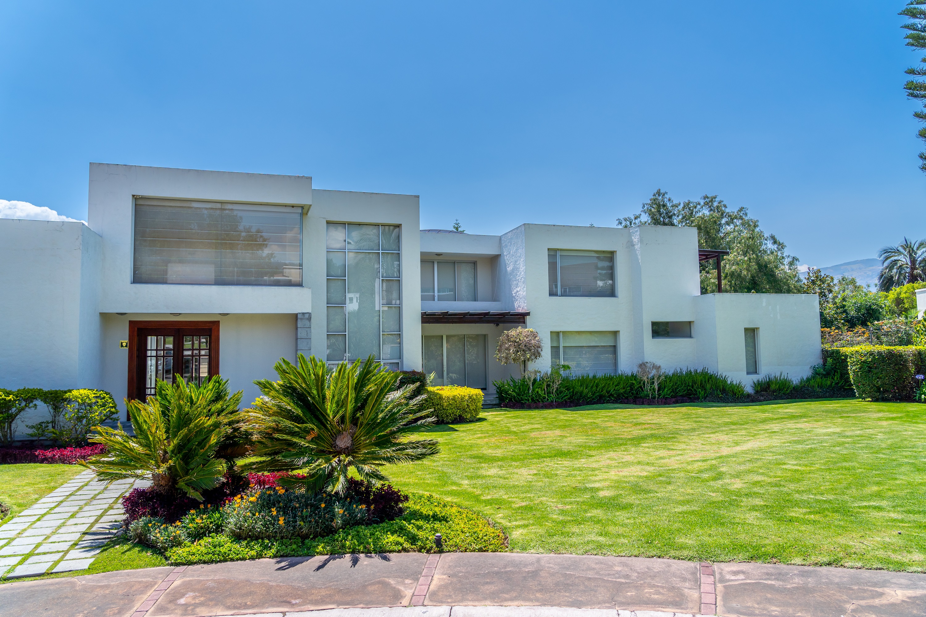 ESPECTACULAR MANSIÓN DE VENTA EN QUITO ECUADOR EN UNA DE LAS MÁS EXCLUSIVAS URBANIZACIONES DE CUMBAYÁ VALLE CERCANO A QUITO - Imagen ampliada 1