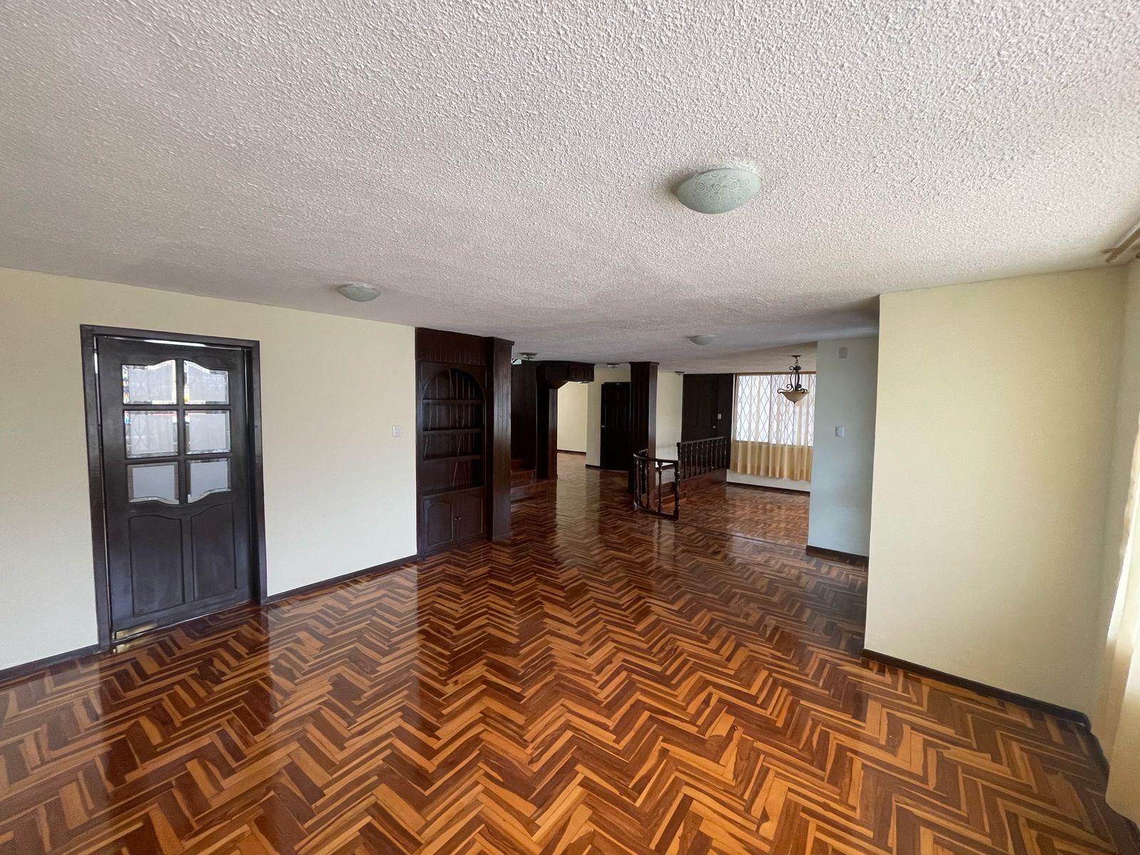 VENTA DE HERMOSA  CASA EN SANGOLQUI - Imagen ampliada 3