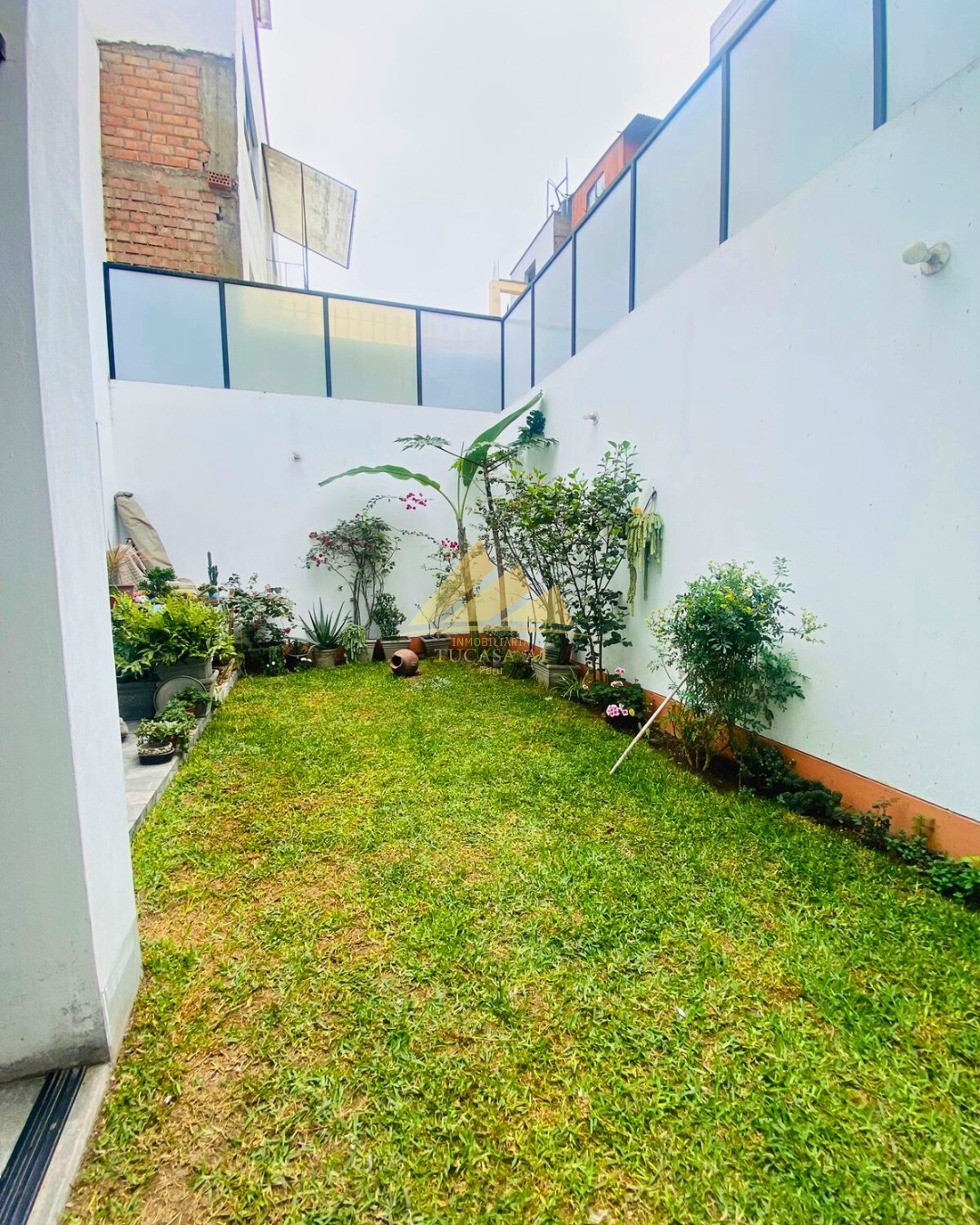 CASA EN SURCO NUEVO – 4 HABITACIONES 2 COCHERAS Y JARDÍN PRIVADO - Imagen ampliada 6