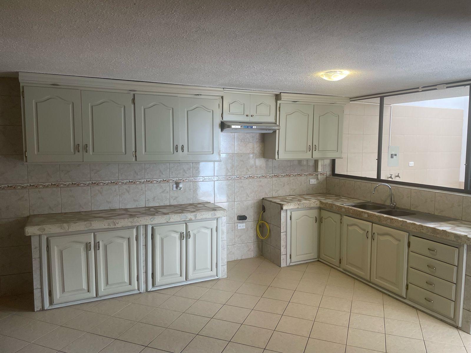 VENTA DE HERMOSA  CASA EN SANGOLQUI - Imagen ampliada 23