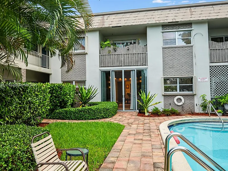 Condo Listo para Mudarse con Patio y Acceso a Piscina en Oakland Park - Imagen ampliada 17