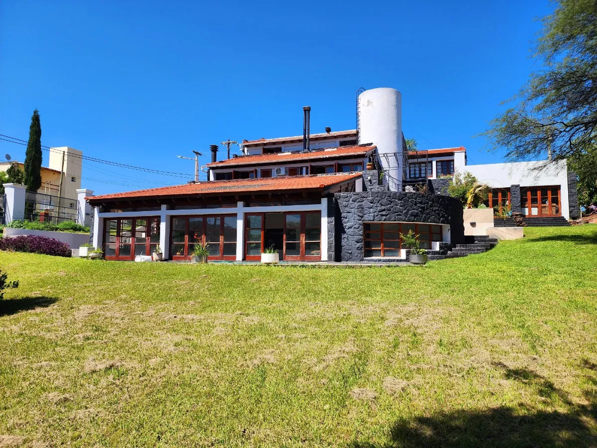 VENTA CASA DE CATEGORIA COSTA AZUL CARLOS PAZ CORDOBA - Imagen ampliada 1