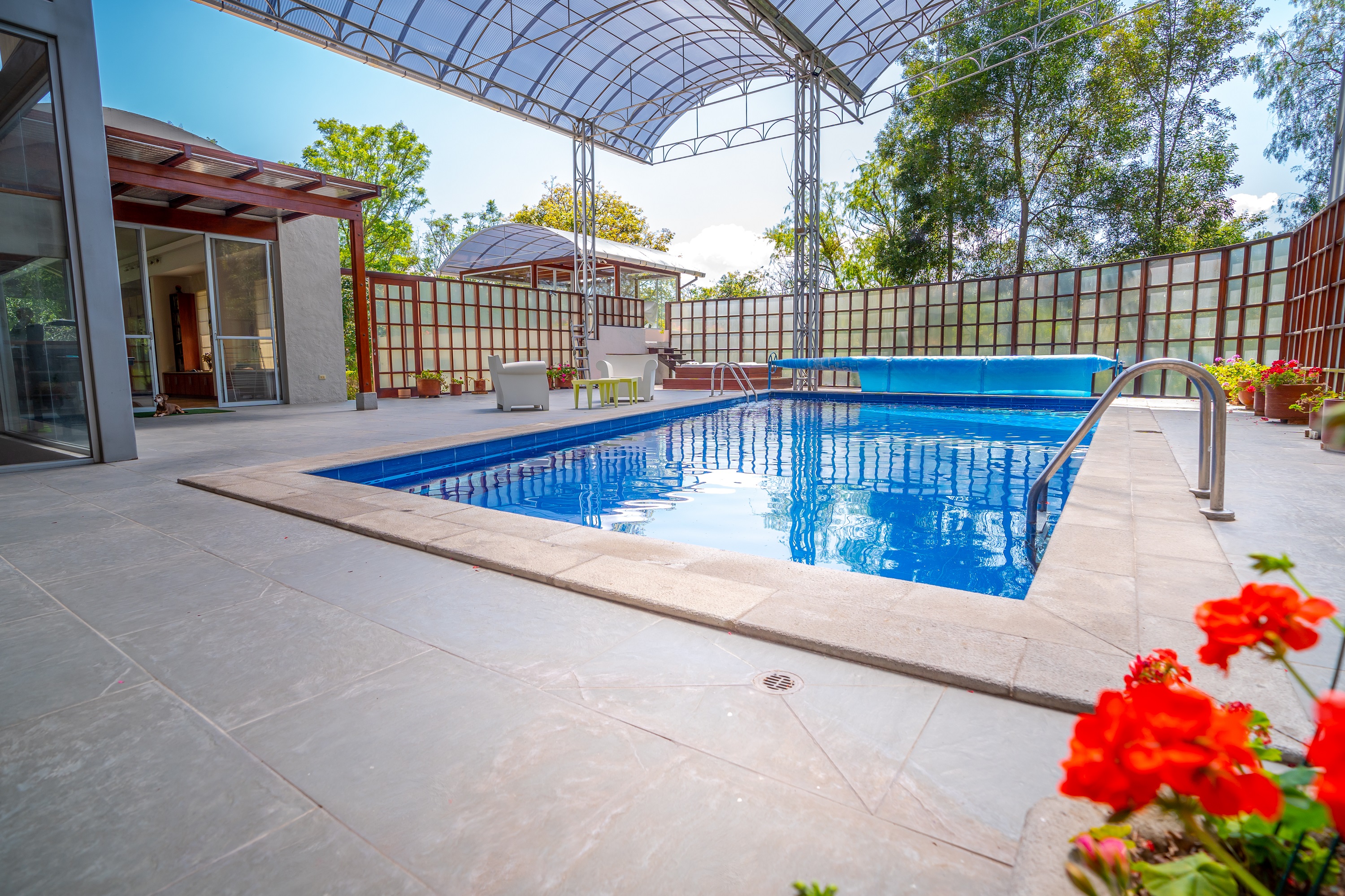 ESPECTACULAR MANSIÓN DE VENTA EN QUITO ECUADOR EN UNA DE LAS MÁS EXCLUSIVAS URBANIZACIONES DE CUMBAYÁ VALLE CERCANO A QUITO - Imagen ampliada 19