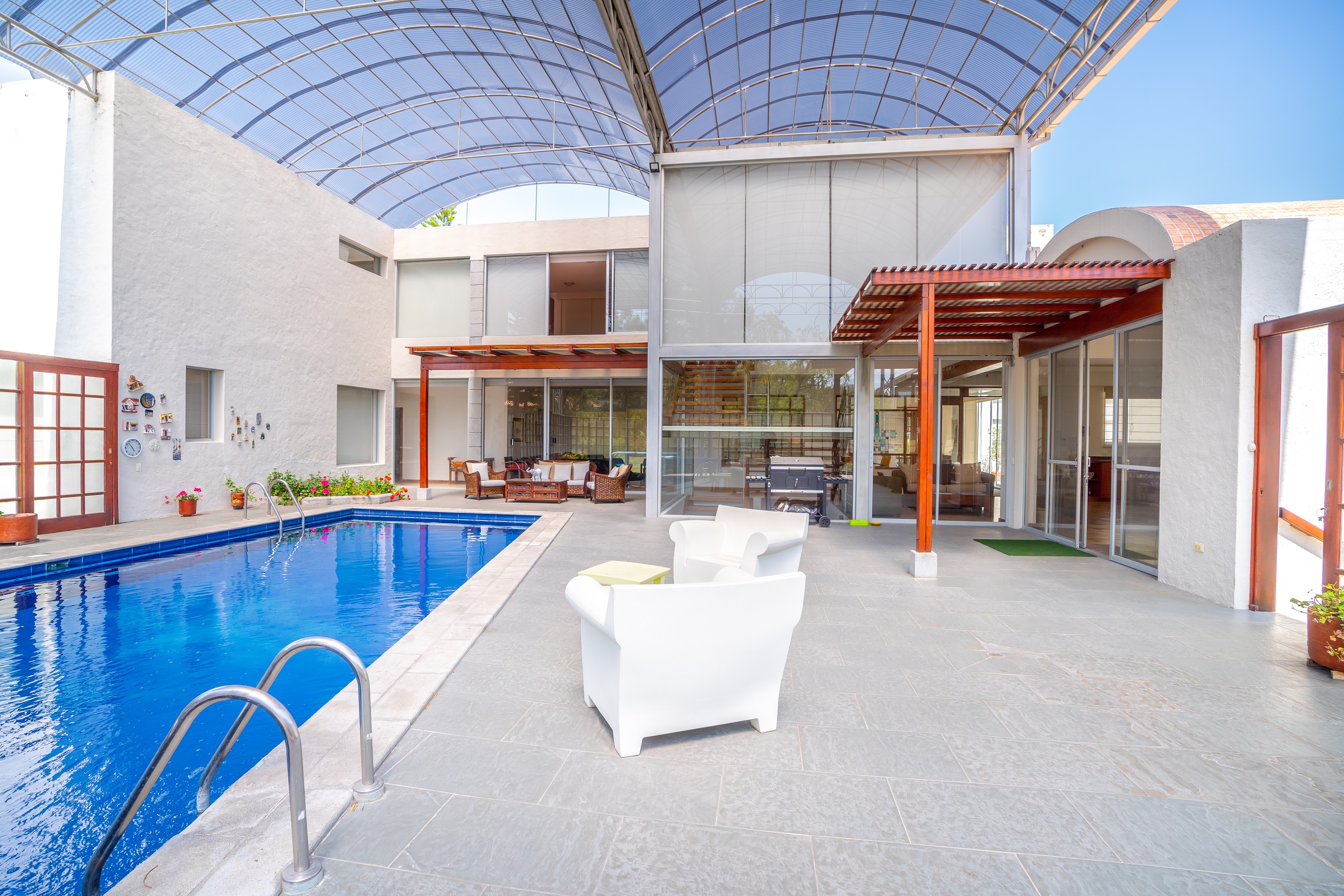 ESPECTACULAR MANSIÓN DE VENTA EN QUITO ECUADOR EN UNA DE LAS MÁS EXCLUSIVAS URBANIZACIONES DE CUMBAYÁ VALLE CERCANO A QUITO - Imagen ampliada 15