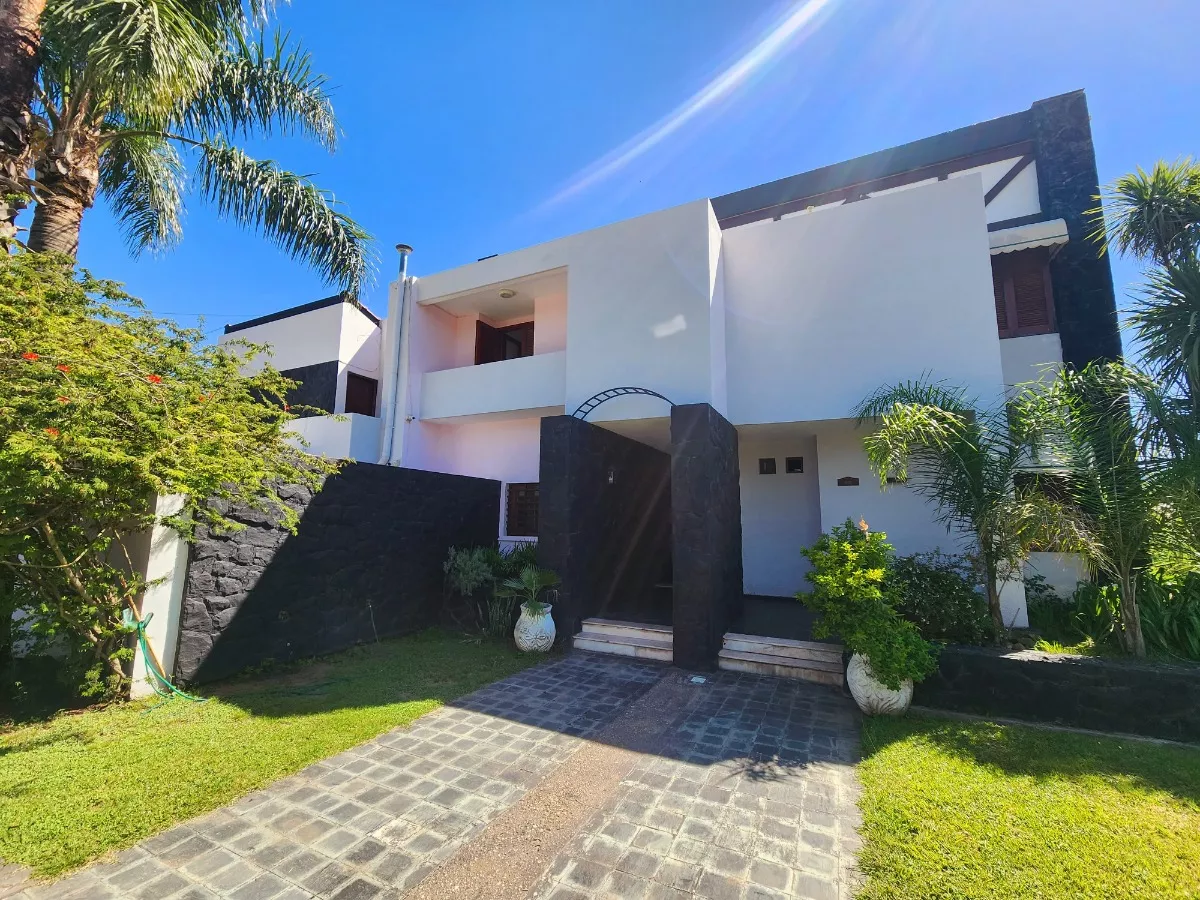 VENTA CASA DE CATEGORIA COSTA AZUL CARLOS PAZ CORDOBA - Imagen ampliada 9